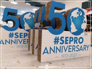 Logo géant en carton