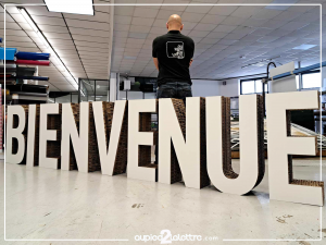 Lettres carton posées au sol