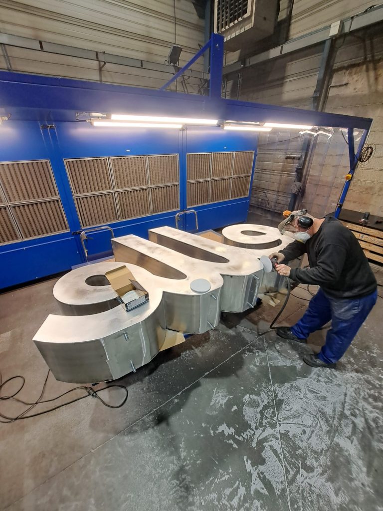 Qui fabrique des lettres pour les villes