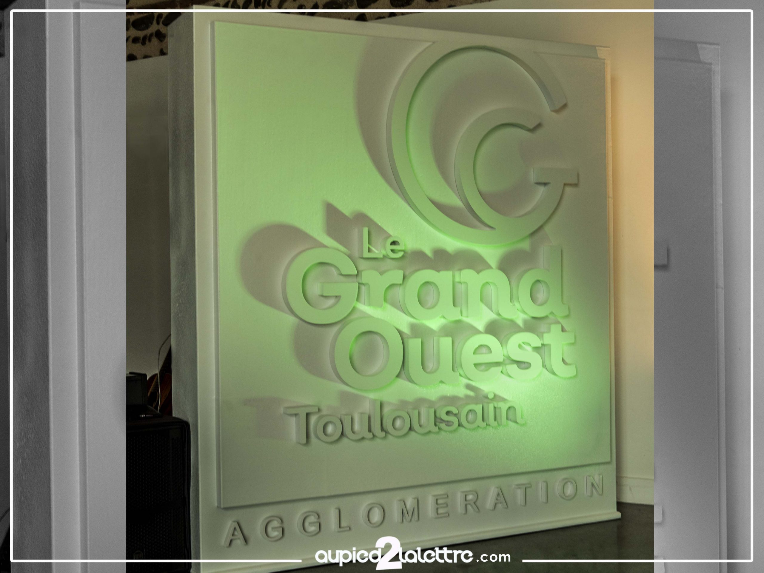 Logo géant en résine