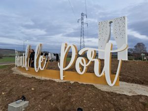 Lettres géantes rond-point Mareuil le Port