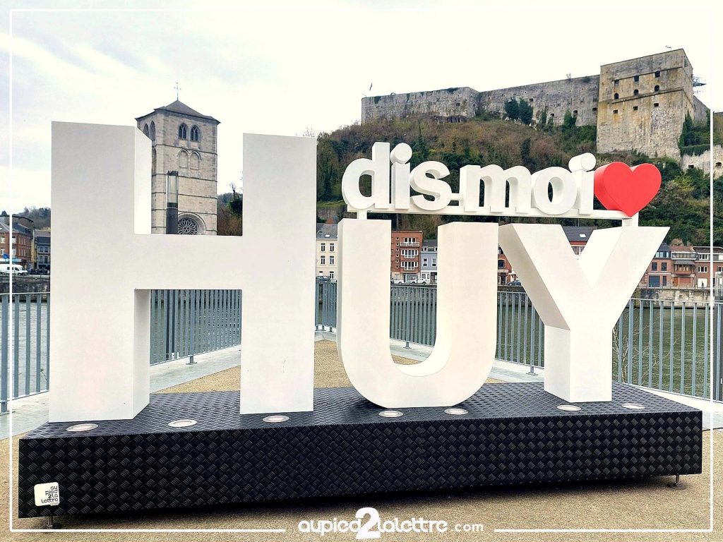 Lettres monumentales à Huy : fabrication et impact XXL